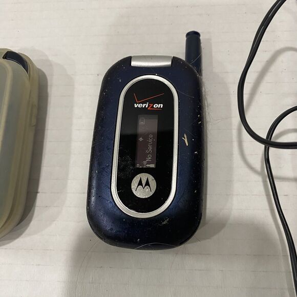 Verizon LG & Motorola Flip Phone W/ Accessories Pre Owned - Picture 2 of 6